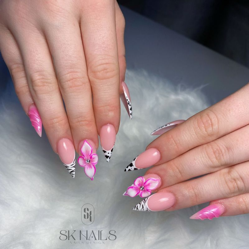 Ružové mandľové nechty s kvetinovým nail artom