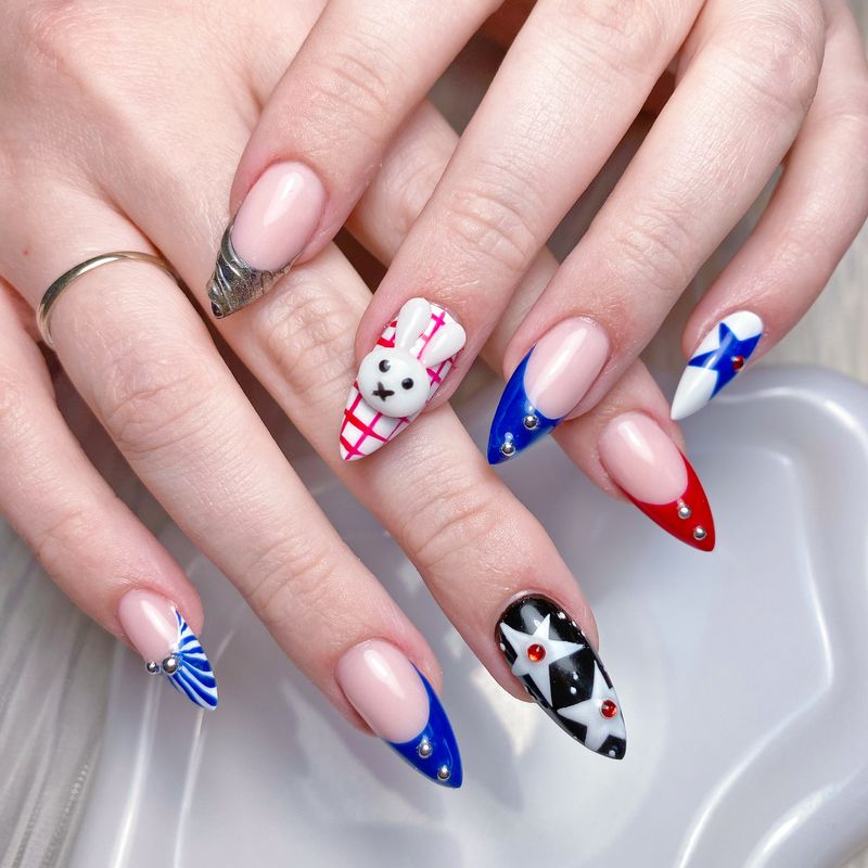 Hravý nail art s francúzskymi špičkami v červenej a modrej