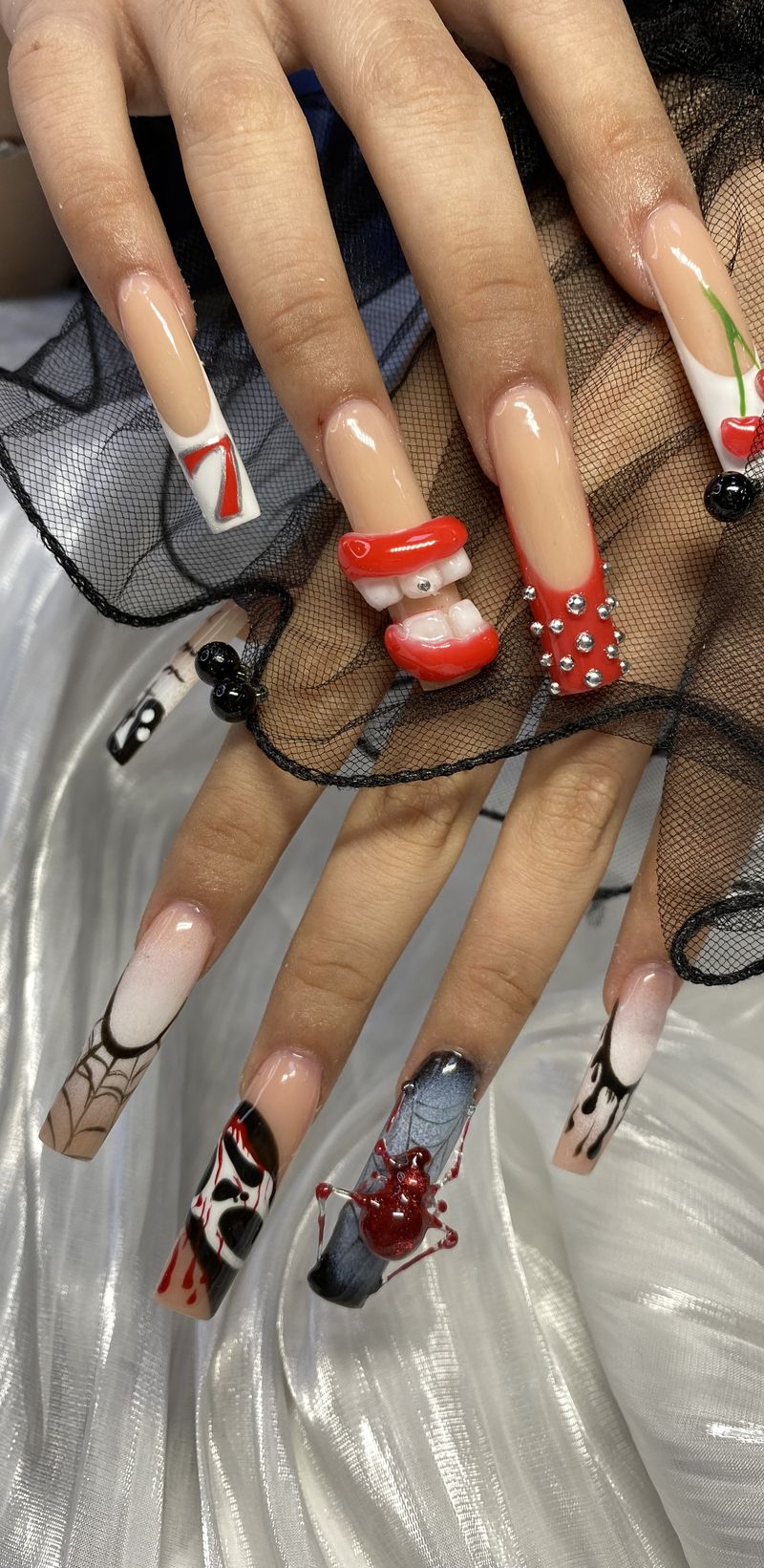 Dlhé nechty s výrazným čierno-červeným nail artom