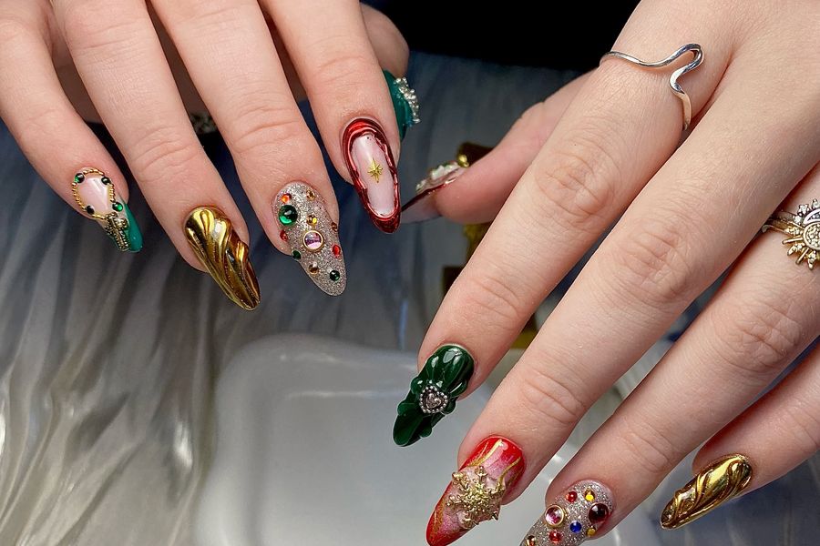 Modelované nechty s ručne maľovaným nail artom